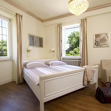 Гостевой дом Gaestehaus Hebinger Am Schlosspark 3*