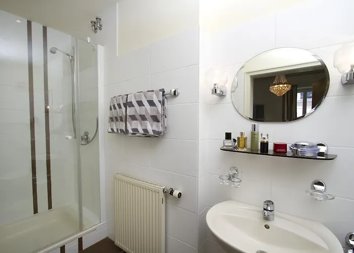 招待所 Gaestehaus Hebinger Am Schlosspark 代德斯海姆